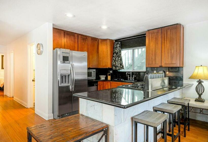 شقة 3 غرف, Newport Family Castle