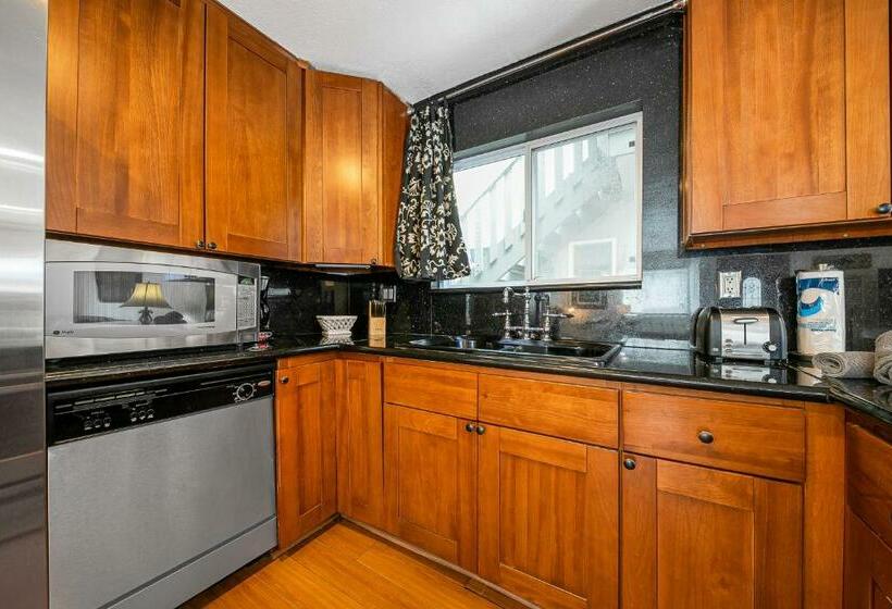 شقة 3 غرف, Newport Family Castle