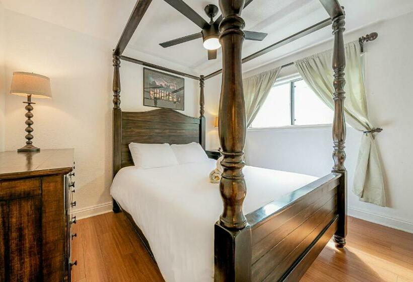 شقة 3 غرف, Newport Family Castle