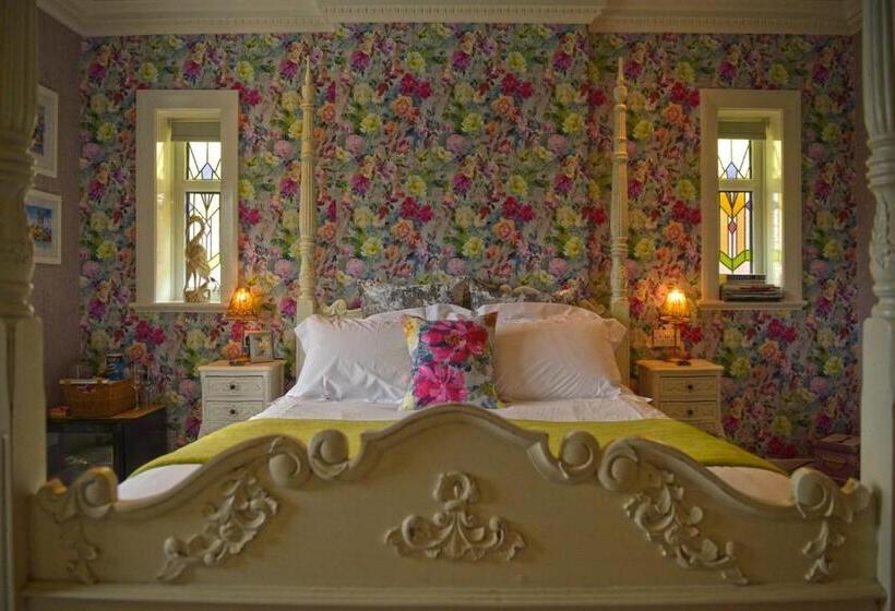 Номер Deluxe, Number One St Luke S