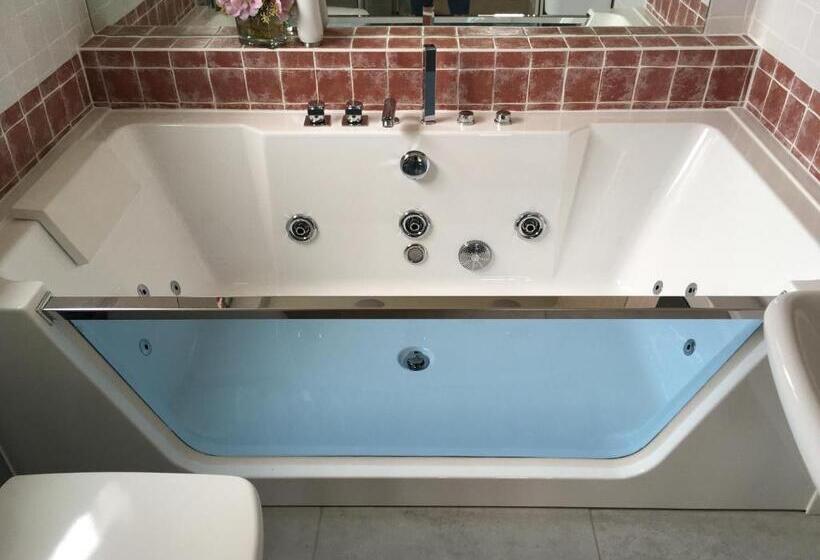 Номер Deluxe, Number One St Luke S