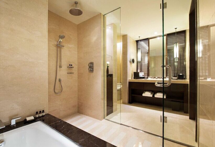 Номер Deluxe, Fairmont Jakarta