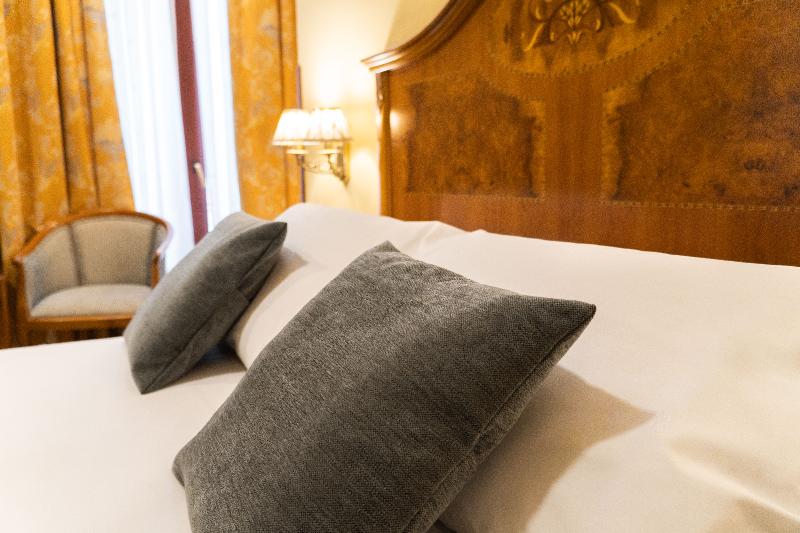 غرفة سوبيريور, Laxston