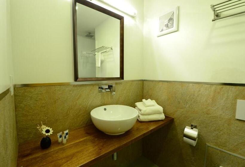 اتاق استاندارد با بالکن, Quints Travelers Inn