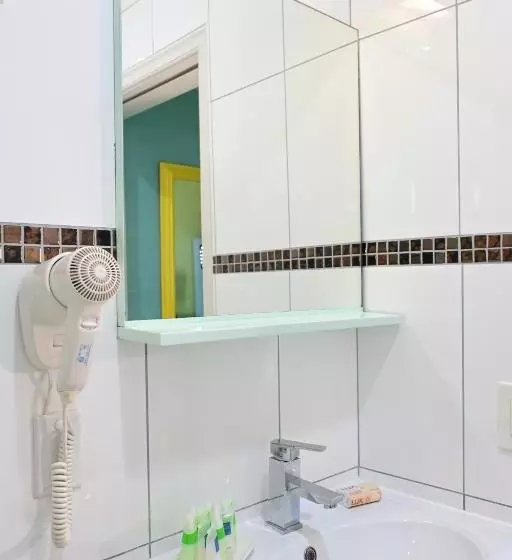 استودیوی استاندارد, Quints Travelers Inn