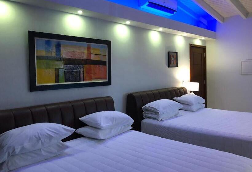 استودیوی لوکس, Quints Travelers Inn