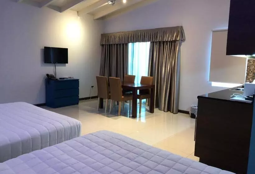 استودیوی لوکس, Quints Travelers Inn