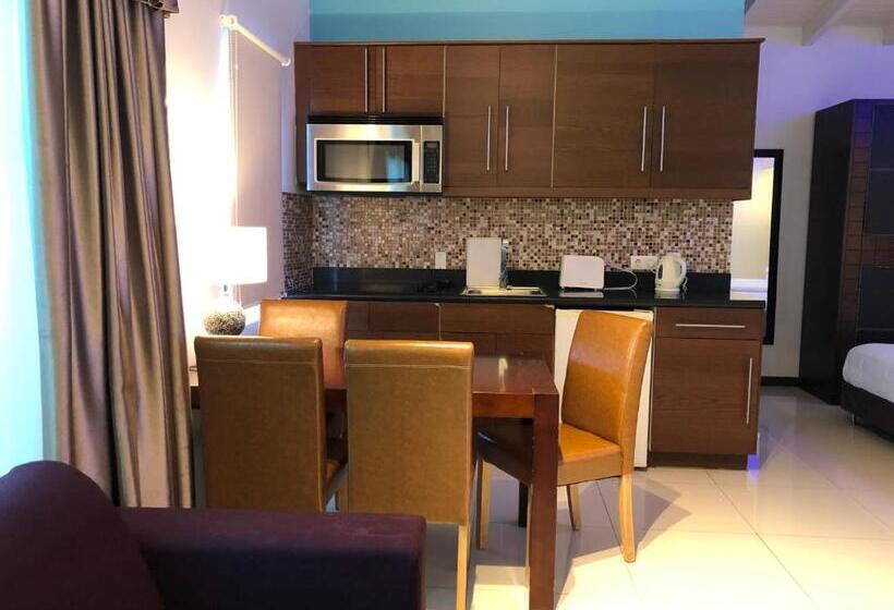 استودیوی لوکس, Quints Travelers Inn