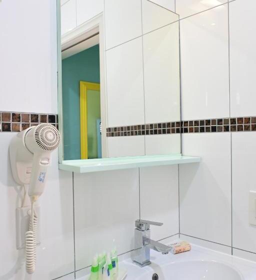 استودیوی لوکس, Quints Travelers Inn