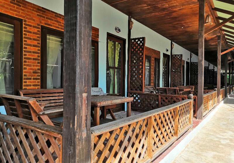 Háromágyas Standard Szoba, Sairee Hut Resort Koh Tao