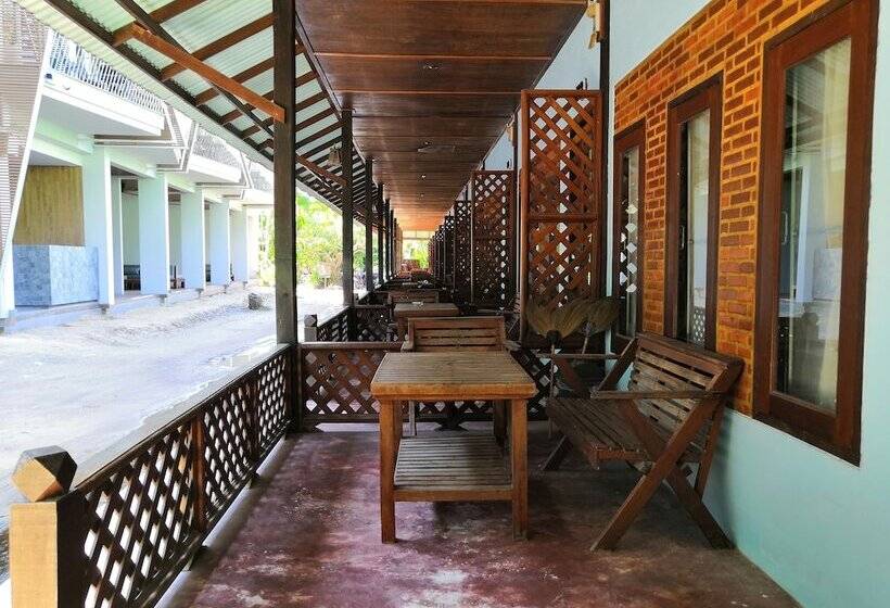 Háromágyas Standard Szoba, Sairee Hut Resort Koh Tao