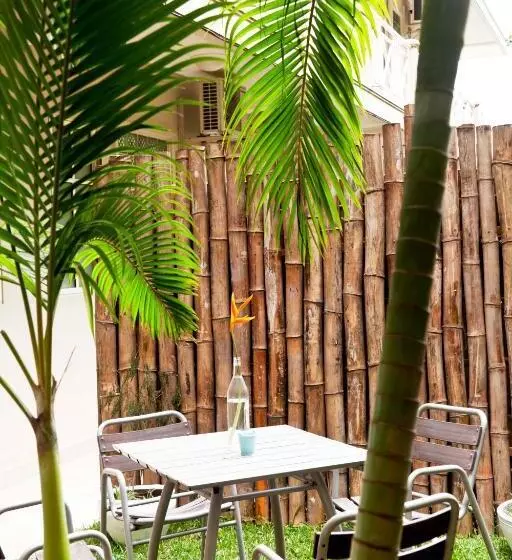 اتاق خانوادگی, The Beach House
