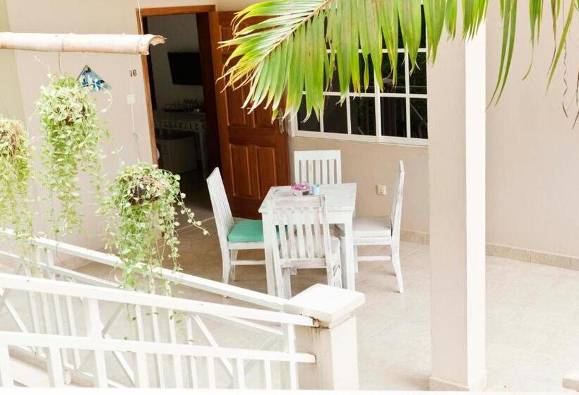 غرفة عائلية, The Beach House