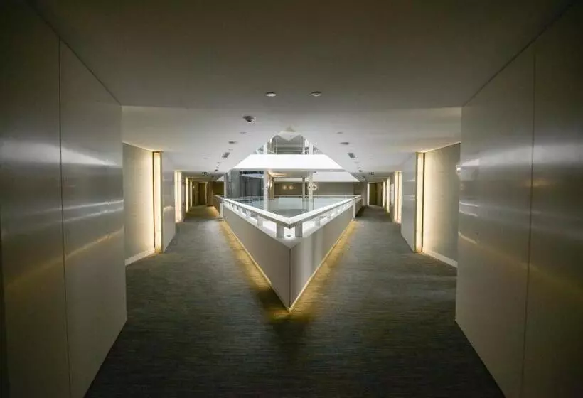 اتاق اساندارد با چشم‌انداز جانبی به دریا, The Grand