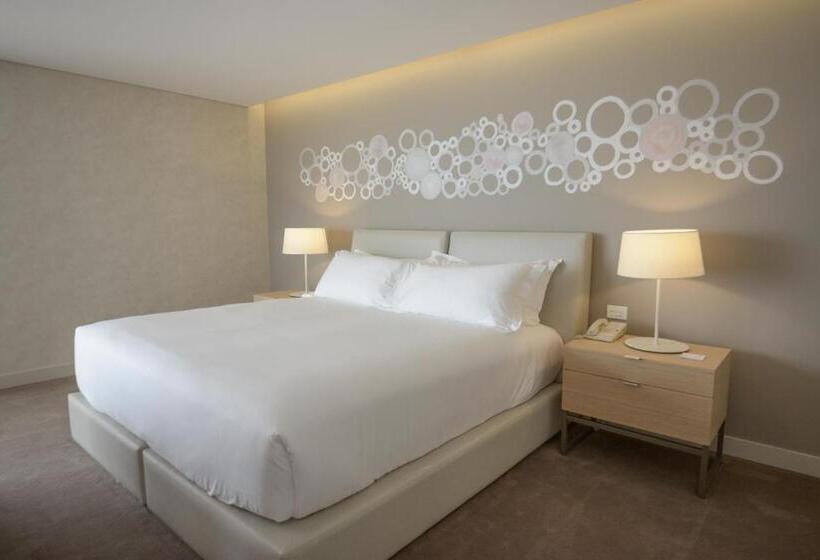 غرفة قياسية إطلالة جانبية علي البحر, The Grand