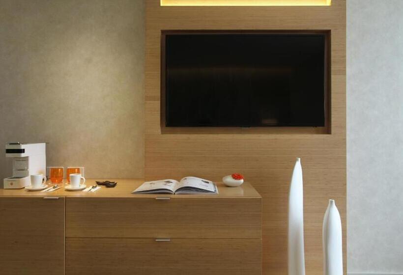 غرفة قياسية مطلّة علي الحديقة, The Grand