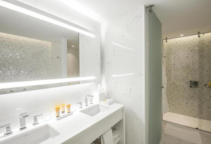 غرفة سوبيريور مطلّة علي البحر, The Grand