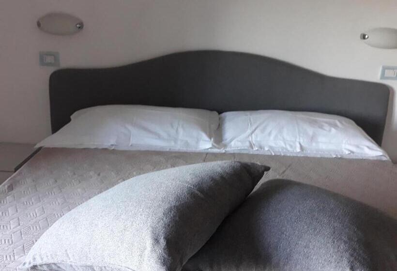 标准三人间, Tirrenia