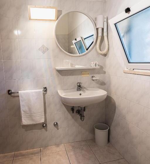 Pokój Trzyosobowy Standard z Balkonem, Zanella