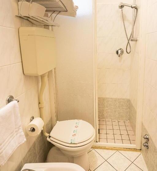 Pokój Czteroosobowy Standard z Balkonem, Zanella