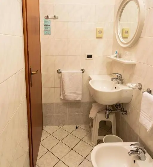 Standard Neljän Hengen Huone Parveke, Zanella