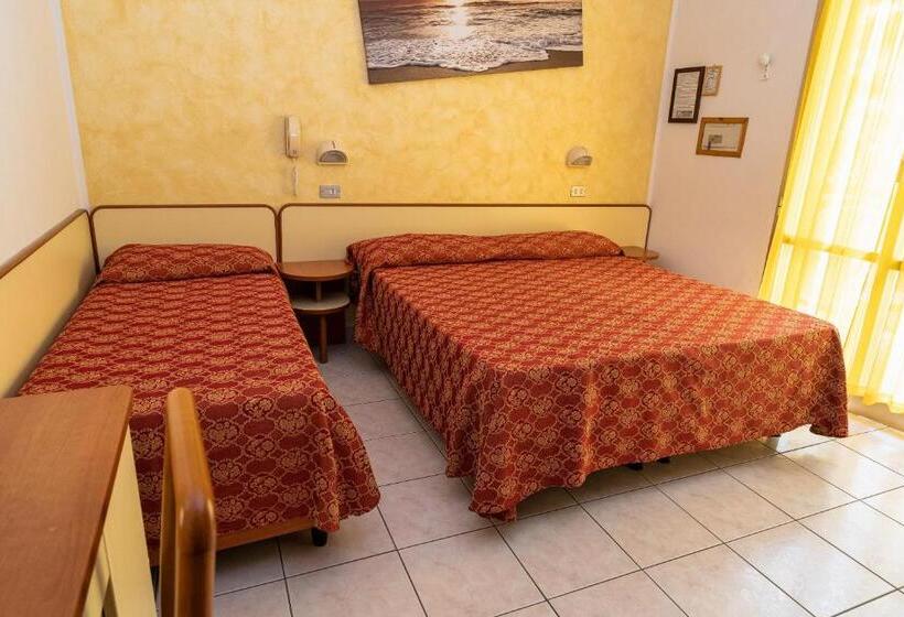 Pokój Czteroosobowy Standard z Balkonem, Zanella