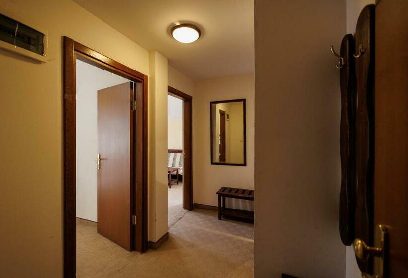 סוויטה משפחתית, конна база и къща за гости дворене