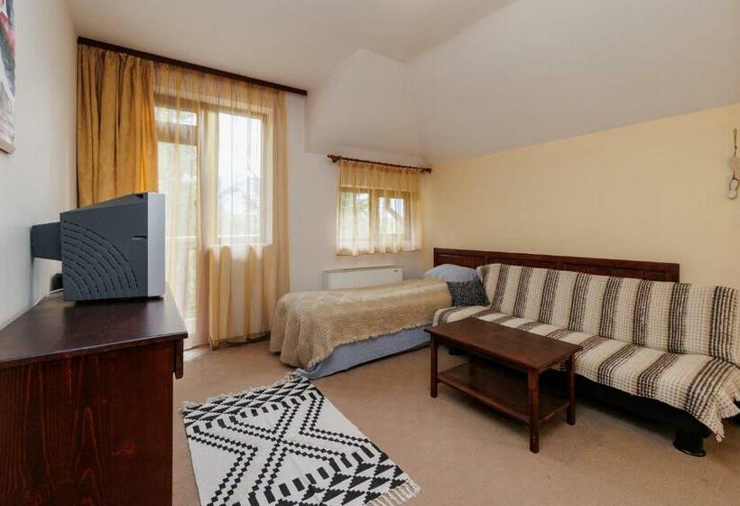 סוויטה משפחתית, конна база и къща за гости дворене