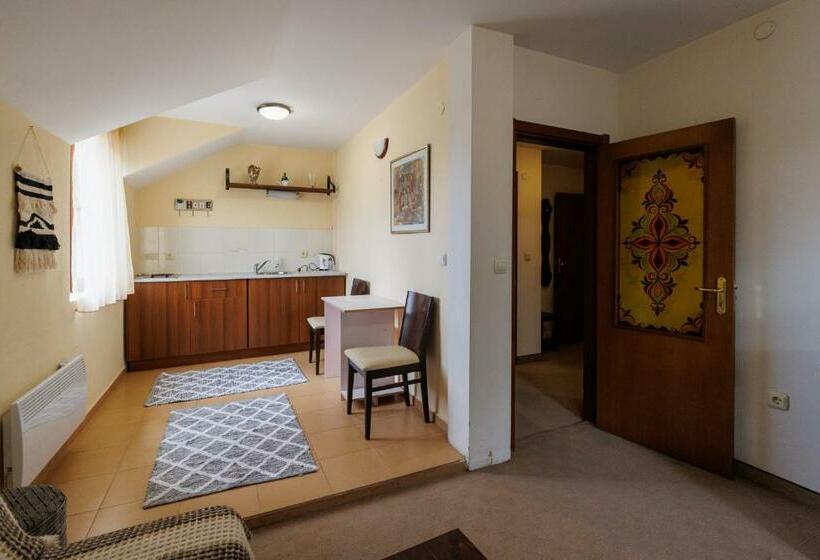 סוויטה משפחתית, конна база и къща за гости дворене