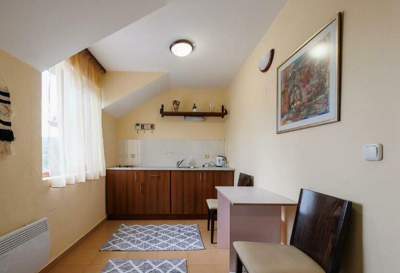 סוויטה משפחתית, конна база и къща за гости дворене