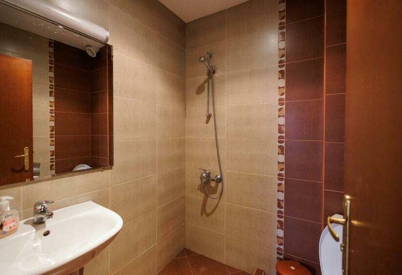 Family Suite, конна база и къща за гости дворене