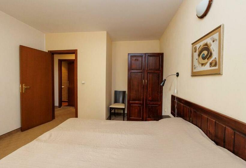 סוויטה משפחתית, конна база и къща за гости дворене