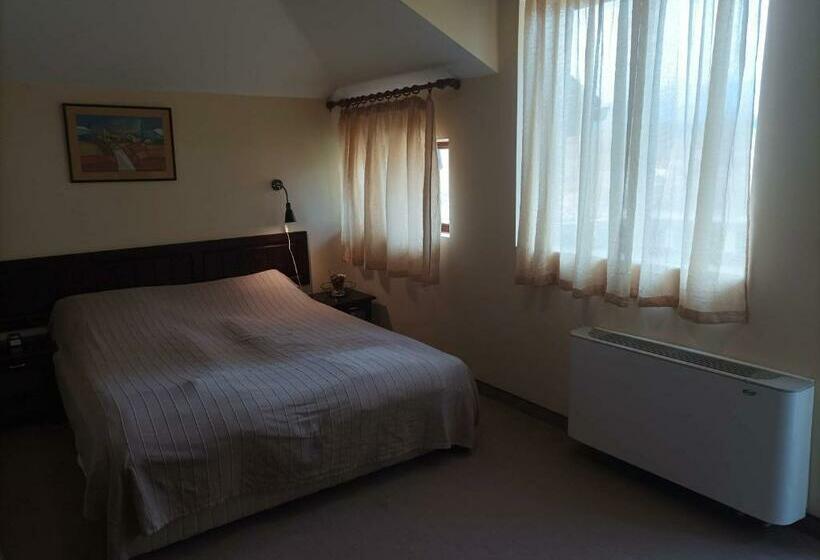 חדר משפחתי, конна база и къща за гости дворене