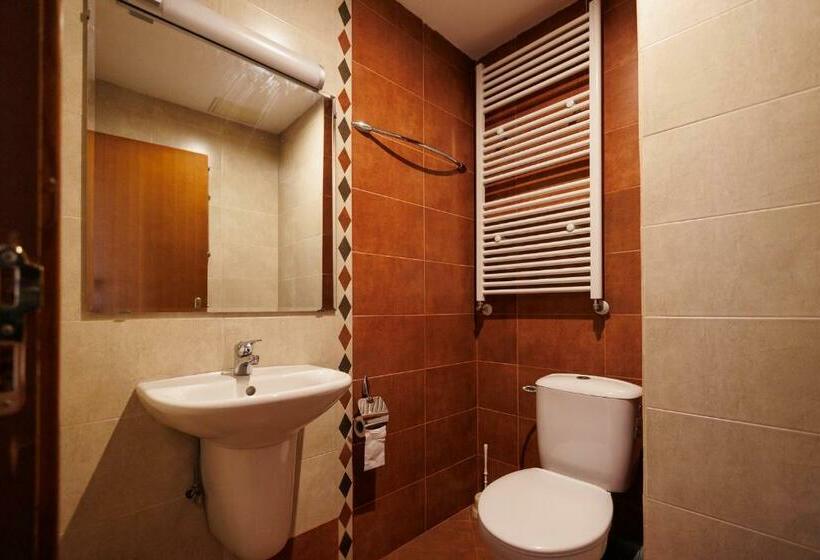 חדר משפחתי, конна база и къща за гости дворене