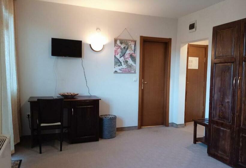 חדר משפחתי, конна база и къща за гости дворене