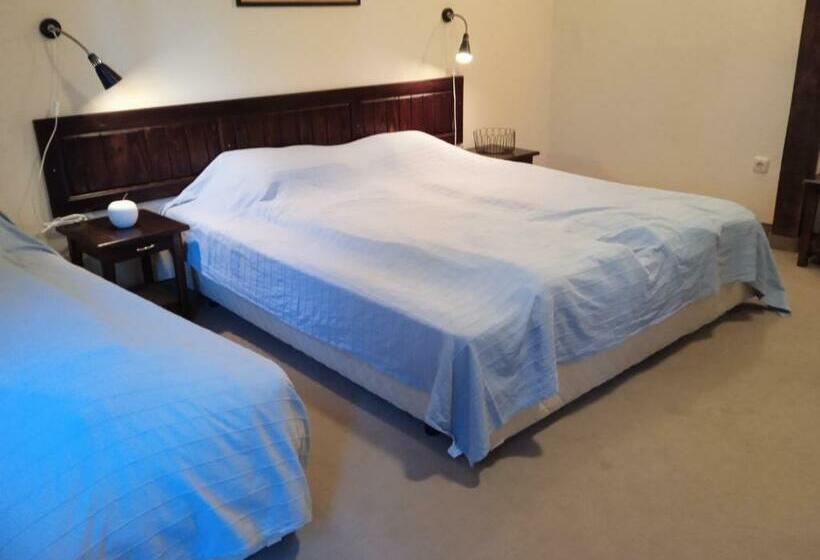 חדר משפחתי, конна база и къща за гости дворене