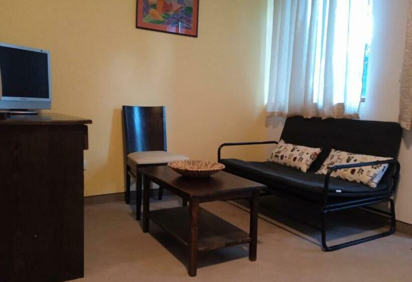 חדר משפחתי, конна база и къща за гости дворене