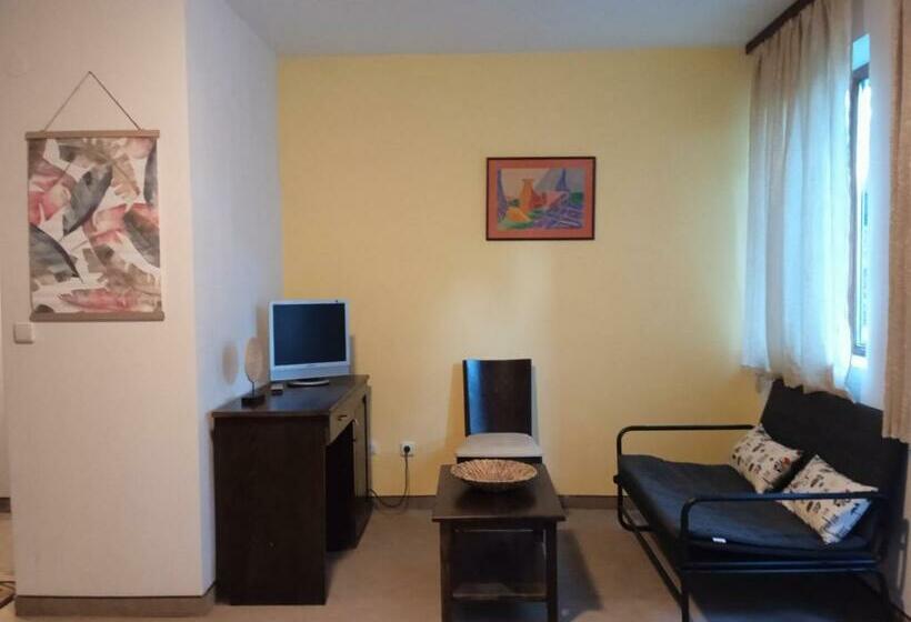 חדר משפחתי, конна база и къща за гости дворене