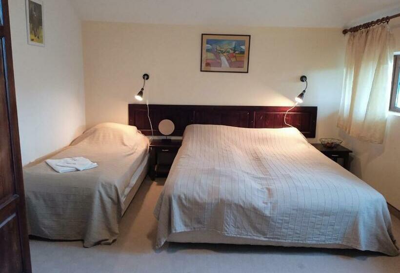 חדר משפחתי, конна база и къща за гости дворене