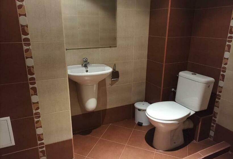 Family Suite, конна база и къща за гости дворене