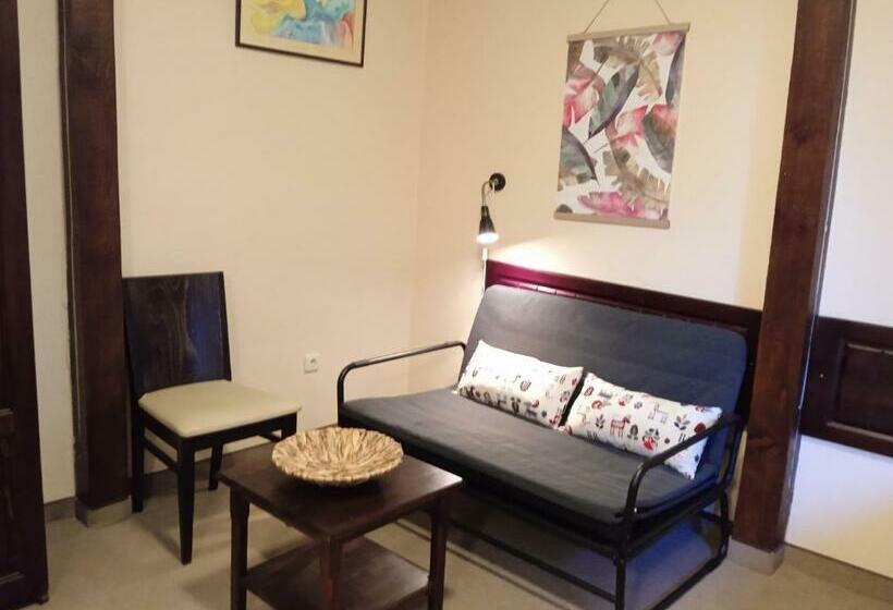 סוויטה משפחתית, конна база и къща за гости дворене