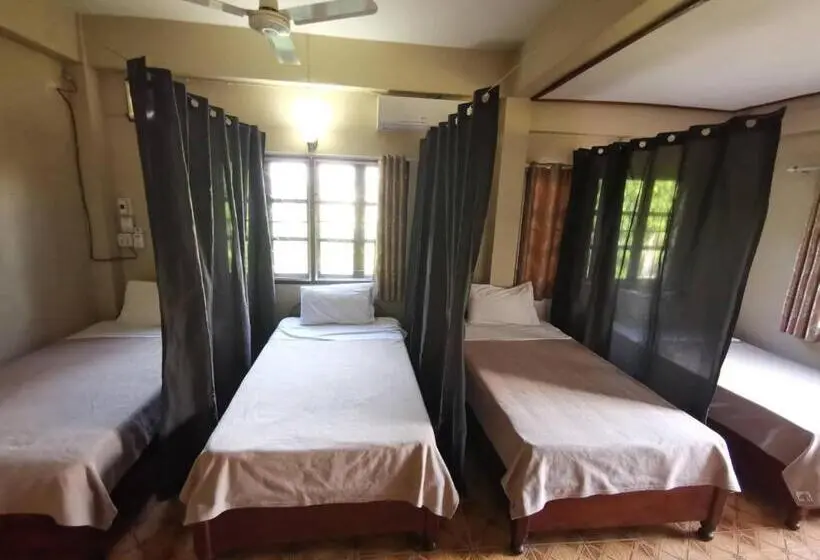 اتاق استاندارد چهار تخته, Manilath Guesthouse