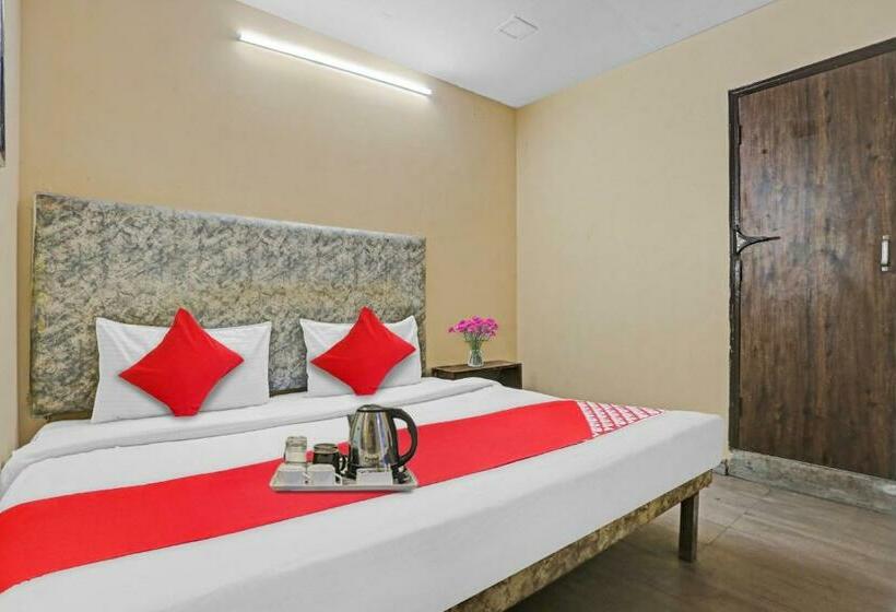 トリプルクラシックルーム, Metro View Near Adarsh Nagar Delhi Metro Station