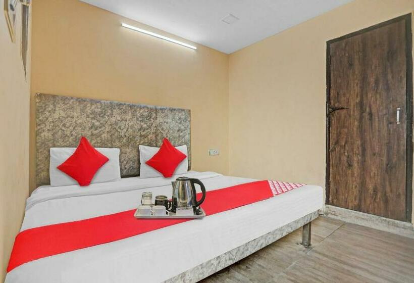 トリプルクラシックルーム, Metro View Near Adarsh Nagar Delhi Metro Station