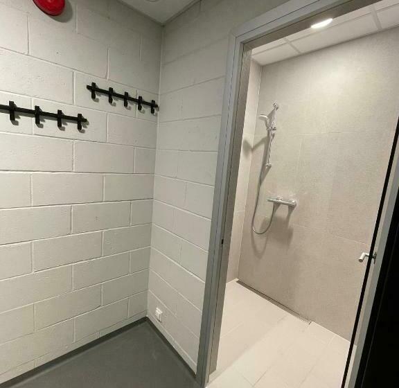 اتاق استاندارد چهارنفره با سرویس بهداشتی مشترک, Ring Sport Hostel