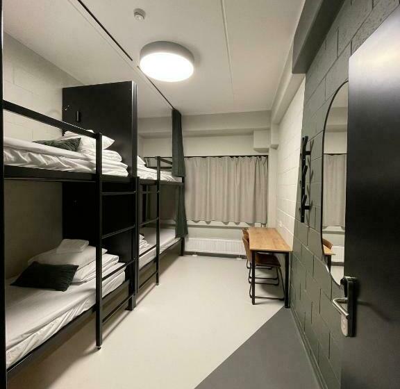 اتاق استاندارد چهارنفره با سرویس بهداشتی مشترک, Ring Sport Hostel