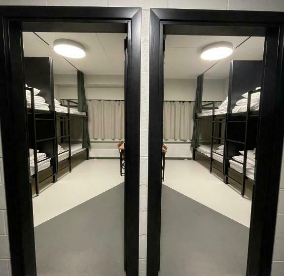 اتاق استاندارد چهارنفره با سرویس بهداشتی مشترک, Ring Sport Hostel