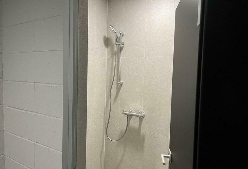 اتاق استاندارد چهارنفره با سرویس بهداشتی مشترک, Ring Sport Hostel