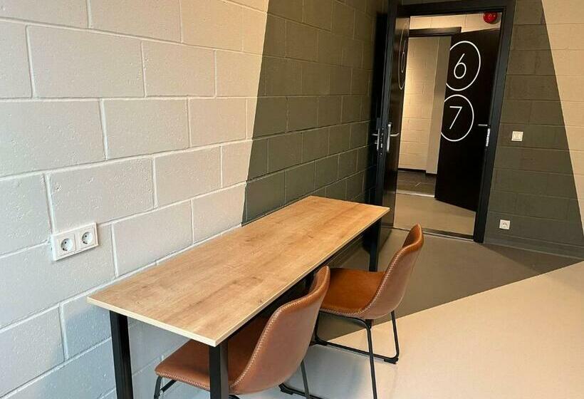 اتاق استاندارد چهارنفره با سرویس بهداشتی مشترک, Ring Sport Hostel