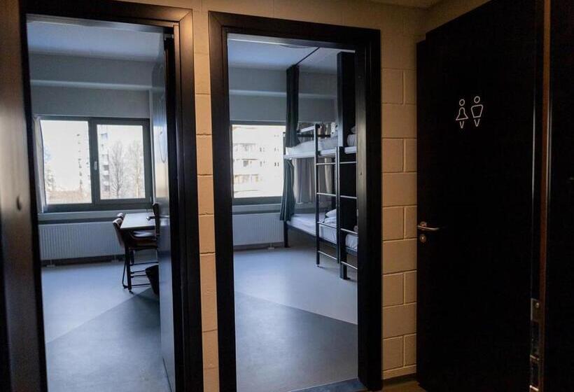 اتاق استاندارد چهارنفره با سرویس بهداشتی مشترک, Ring Sport Hostel